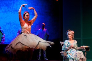 Clarisse Derzié e Maitê Proença em 'A beira do abismo me cresceram asas' Crédito Paula Kossatz