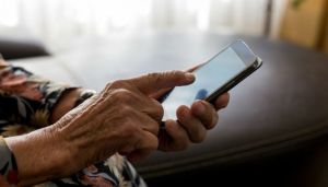 idoso-mexendo-celular-0217-1400x800